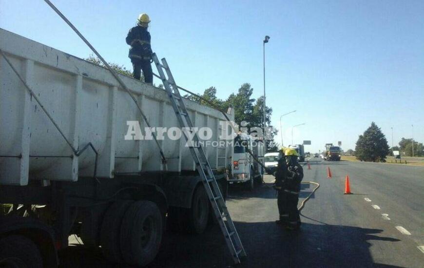 Sobre autopista. El camión circulaba por autopista cuando se presentó el imprevisto. Fotos. Gentileza Nicolás Trabaina