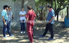 En las puertas y sin ingreso. Mart&iacute;n Livolti de Acci&oacute;n Social junto al grupo de veterinarios que fueron hasta el refugio esta ma&ntilde;ana. Foto: Nicol&aacute;s Trabaina.
