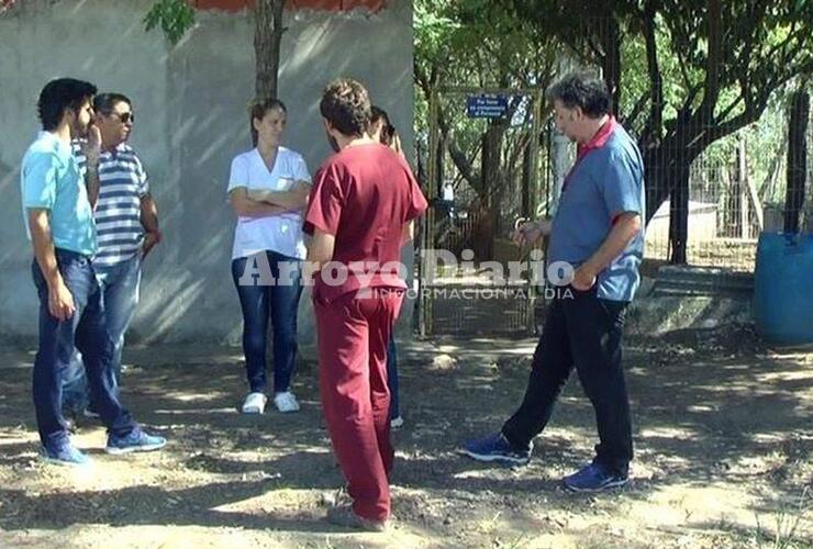 En las puertas y sin ingreso. Martín Livolti de Acción Social junto al grupo de veterinarios que fueron hasta el refugio esta mañana. Foto: Nicolás Trabaina.