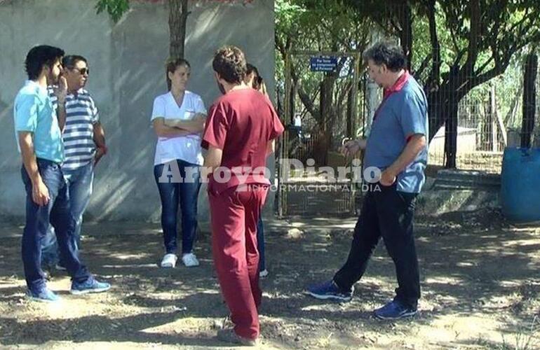 En las puertas y sin ingreso. Martín Livolti de Acción Social junto al grupo de veterinarios que fueron hasta el refugio esta mañana. Foto: Nicolás Trabaina.