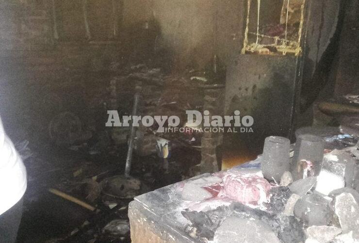 Desolación y tristeza. La imagen que muestra parte del siniestro en la vivienda incendiada