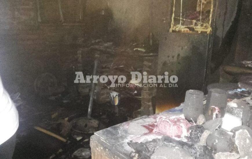 Desolaci&oacute;n y tristeza. La imagen que muestra parte del siniestro en la vivienda incendiada