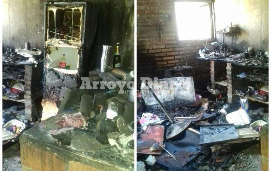 La imagen del d&iacute;a despu&eacute;s. El fuego afect&oacute; principalmente la cocina - comedor de la vivienda y los sectores de anteba&ntilde;o y lavadero.