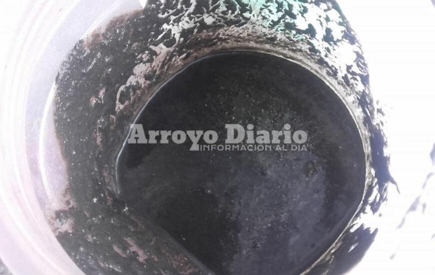 Muestra tomada por vecino. Pasta negra o con un olor insoportable.