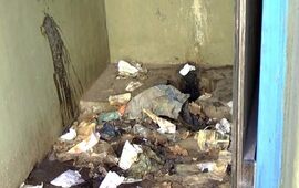 Hasta la puerta. No se puede ingresa a los baños por el olor y por la mugre del lugar. Foto: Canal 2