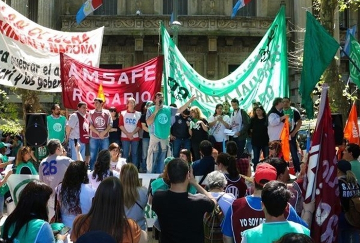 Docentes y estatales rechazan la oferta salarial del gobierno. Foto: Rosario3.com/archivo