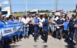Camioneros y trabajadores de Oil Combustibles sobre ruta 10 este martes. Foto: @CriterioSL