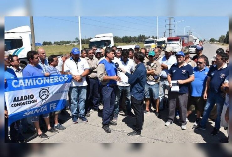 Camioneros y trabajadores de Oil Combustibles sobre ruta 10 este martes. Foto: @CriterioSL