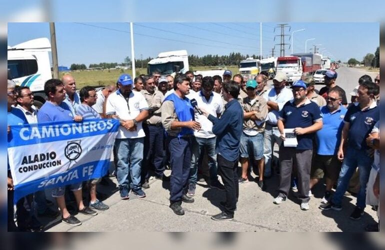 Camioneros y trabajadores de Oil Combustibles sobre ruta 10 este martes. Foto: @CriterioSL