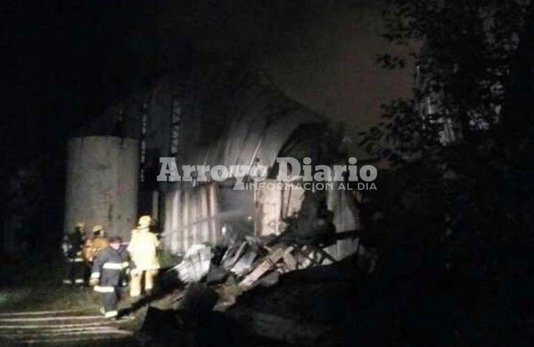 Voraz. Se desconoce por el momento cómo se inició el fuego en el lugar.