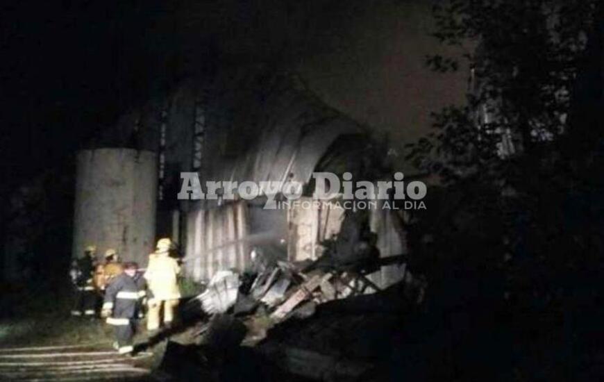 Voraz. Se desconoce por el momento cómo se inició el fuego en el lugar.