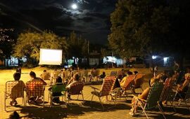 De gira. El cine a la reposera recorre los distintos barrios llevando películas aptas para todo público. Foto: Municipalidad