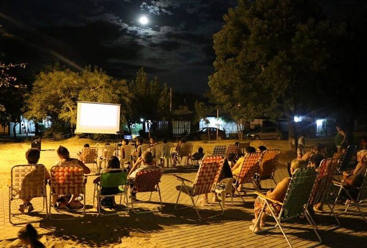 De gira. El cine a la reposera recorre los distintos barrios llevando pel&iacute;culas aptas para todo p&uacute;blico. Foto: Municipalidad