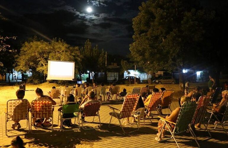 De gira. El cine a la reposera recorre los distintos barrios llevando películas aptas para todo público. Foto: Municipalidad