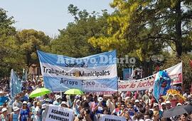 Marcharon juntos. Como en cada movilización, un grupo partió desde Arroyo Seco en representación del gremio local y de sus compañeros.
