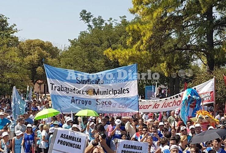 Marcharon juntos. Como en cada movilización, un grupo partió desde Arroyo Seco en representación del gremio local y de sus compañeros.