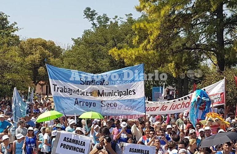 Marcharon juntos. Como en cada movilización, un grupo partió desde Arroyo Seco en representación del gremio local y de sus compañeros.