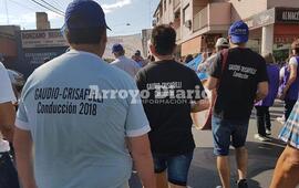 Con la camiseta puesta. Los municipales que participaron de las &uacute;ltimas movilizaciones llevaron la remera con la potable f&oacute;rmula para este 2018.