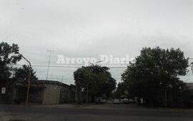 Gris y con algunas gotitas. Cerca del mediod&iacute;a cayeron algunas gotas de lluvia y luego el cielo se sigui&oacute; mostrando cubierto.