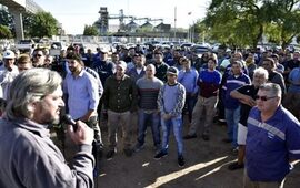 Lucha. Los trabajadores de Cargill, en asamblea frente a la planta.