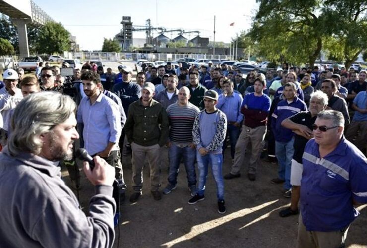 Lucha. Los trabajadores de Cargill, en asamblea frente a la planta.