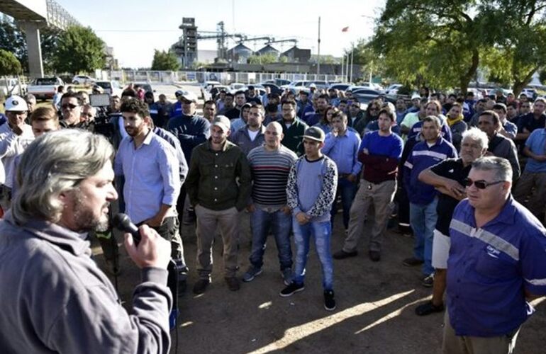 Lucha. Los trabajadores de Cargill, en asamblea frente a la planta.