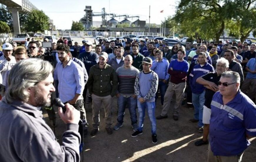 Lucha. Los trabajadores de Cargill, en asamblea frente a la planta.