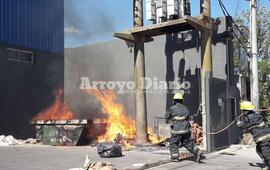 Trabajando. Dos m&oacute;viles de bomberos asistieron al lugar del incendio. Foto: Jorge David Cuello.