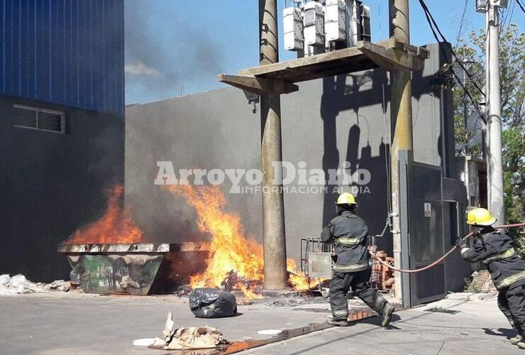 Trabajando. Dos móviles de bomberos asistieron al lugar del incendio. Foto: Jorge David Cuello.