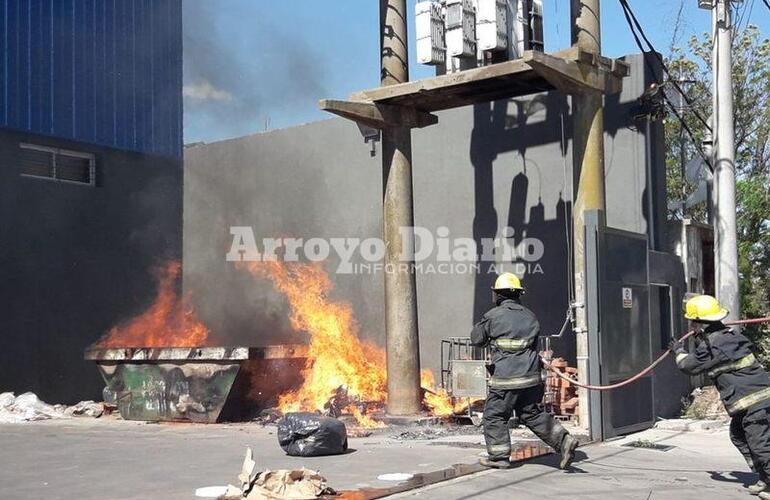 Trabajando. Dos móviles de bomberos asistieron al lugar del incendio. Foto: Jorge David Cuello.