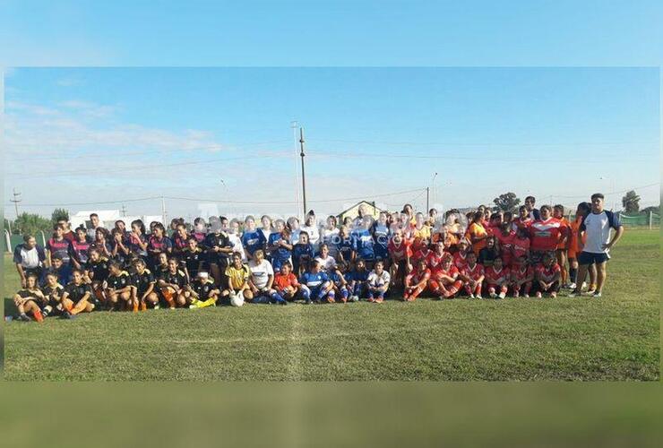 Imagen de Fighiera presente en torneo de fútbol femenino