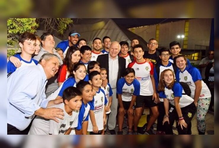 Festejo. Las comunidades de los clubes celebraron la visita del gobernador y agradecieron su ayuda.