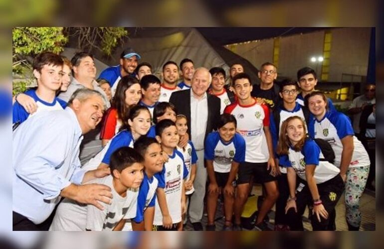 Festejo. Las comunidades de los clubes celebraron la visita del gobernador y agradecieron su ayuda.