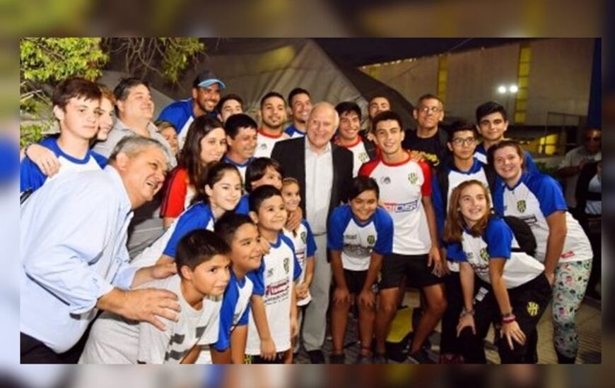 Festejo. Las comunidades de los clubes celebraron la visita del gobernador y agradecieron su ayuda.