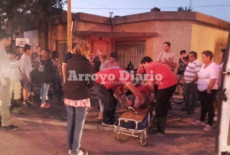 La señora se movilizaba en una bicicleta color gris con canasto.