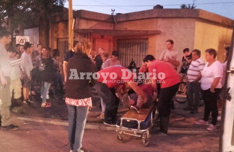 La señora se movilizaba en una bicicleta color gris con canasto.