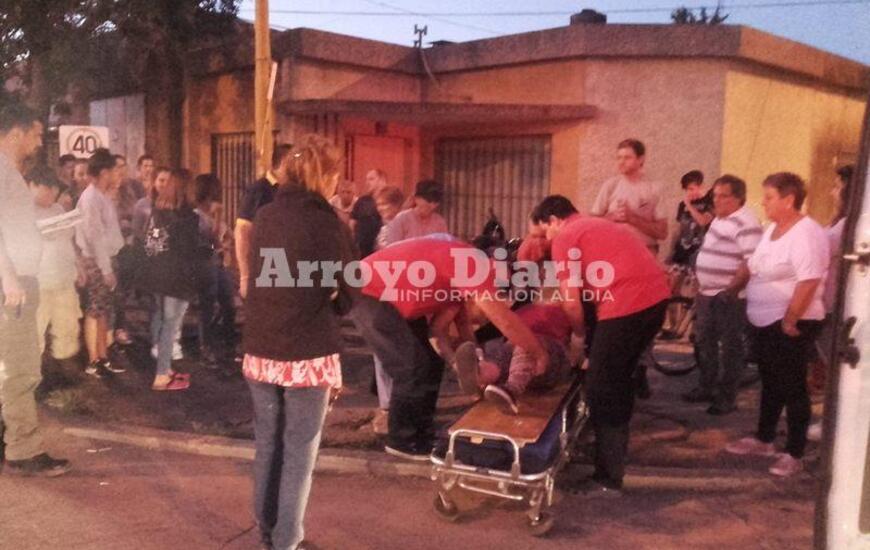 La señora se movilizaba en una bicicleta color gris con canasto.