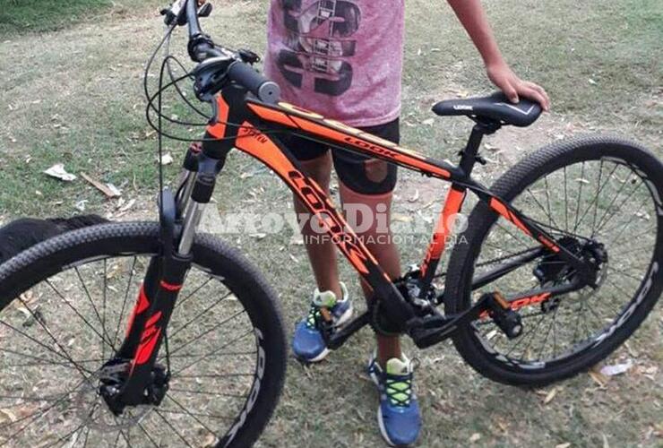 Bici nueva. La señora contó que la bicicleta la habían comprado para que su hijo no vaya caminando al colegio. Foto: FB