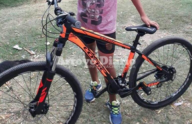 Bici nueva. La señora contó que la bicicleta la habían comprado para que su hijo no vaya caminando al colegio. Foto: FB