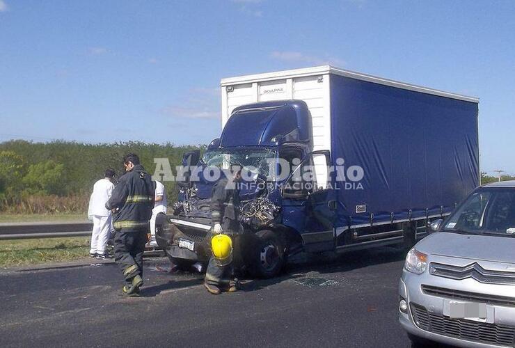 Imagen de Tres vehículos colisionaron sobre autopista