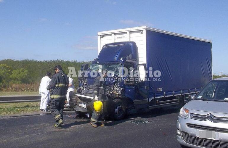 Imagen de Tres vehículos colisionaron sobre autopista