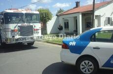 En el lugar. Un móvil de bomberos y una patrulla de la policía se presentaron en el domicilio de los damnificados. Foto: Nicolás Trabaina