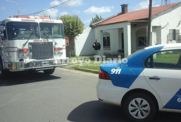 En el lugar. Un móvil de bomberos y una patrulla de la policía se presentaron en el domicilio de los damnificados. Foto: Nicolás Trabaina