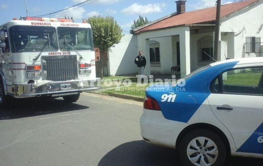 En el lugar. Un m&oacute;vil de bomberos y una patrulla de la polic&iacute;a se presentaron en el domicilio de los damnificados. Foto: Nicol&aacute;s Trabaina