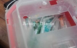 Descartador. Aquí es donde la farmacéutica asevera que desecha las agujas y residuos similares.