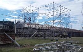 Gran escenario. Personal id&oacute;neo se abocaba en la ma&ntilde;ana de hoy al armado del escenario por el que pasar&aacute;n hasta Los Palmeras.