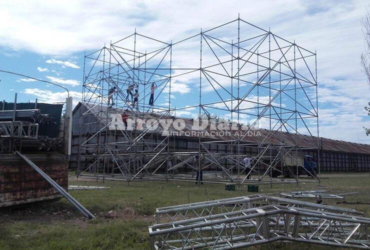 Gran escenario. Personal idóneo se abocaba en la mañana de hoy al armado del escenario por el que pasarán hasta Los Palmeras.