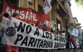 Protesta. Los gremios Amsaf&eacute; y Sadop realizar&aacute;n ma&ntilde;ana marchas en distintas localidades de la provincia en reclamo de una mayor suba salarial.Francisco Guillen