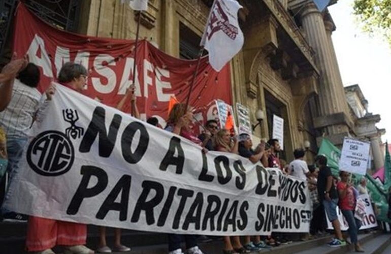 Protesta. Los gremios Amsafé y Sadop realizarán mañana marchas en distintas localidades de la provincia en reclamo de una mayor suba salarial.Francisco Guillen