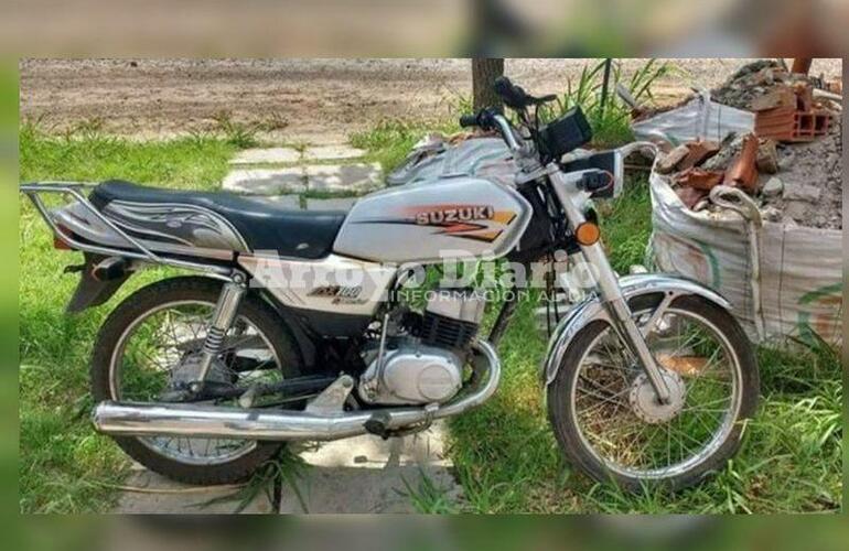 La de la foto. Esta es la motocicleta sustra&iacute;da anoche.